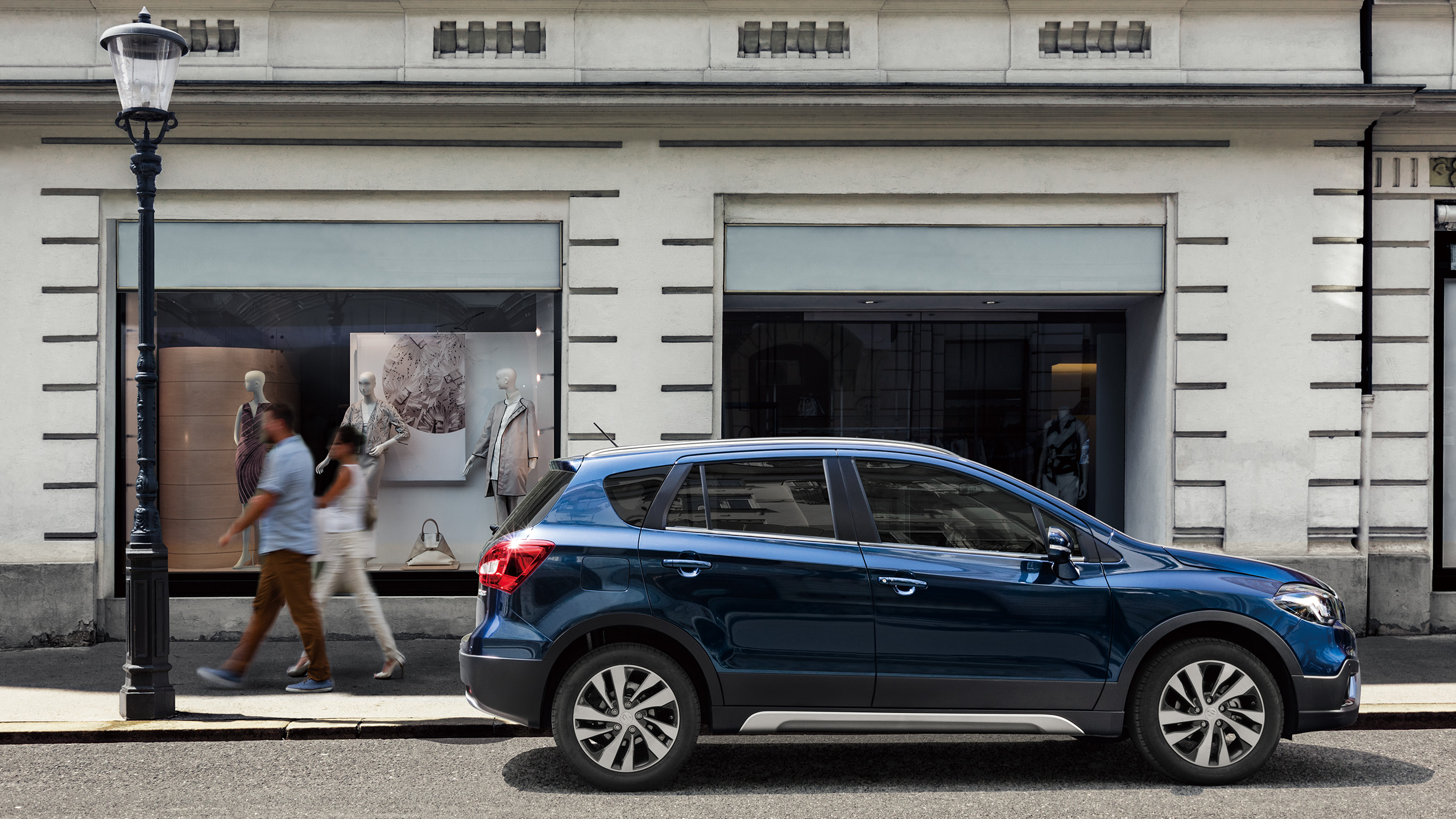 Side-shot-of-parked-SX4-S-CROSS-in-front-of-a-shop