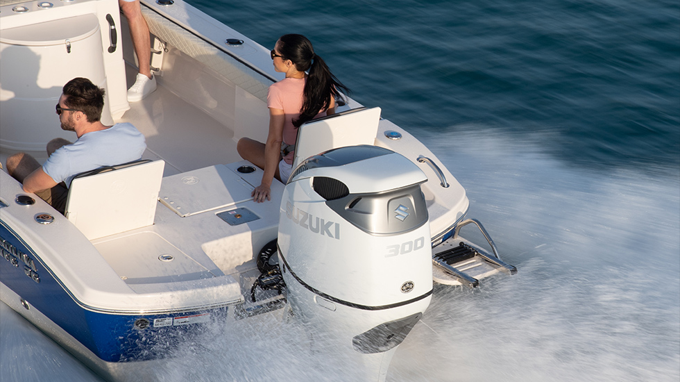 People enjoying their time boating with DF350A